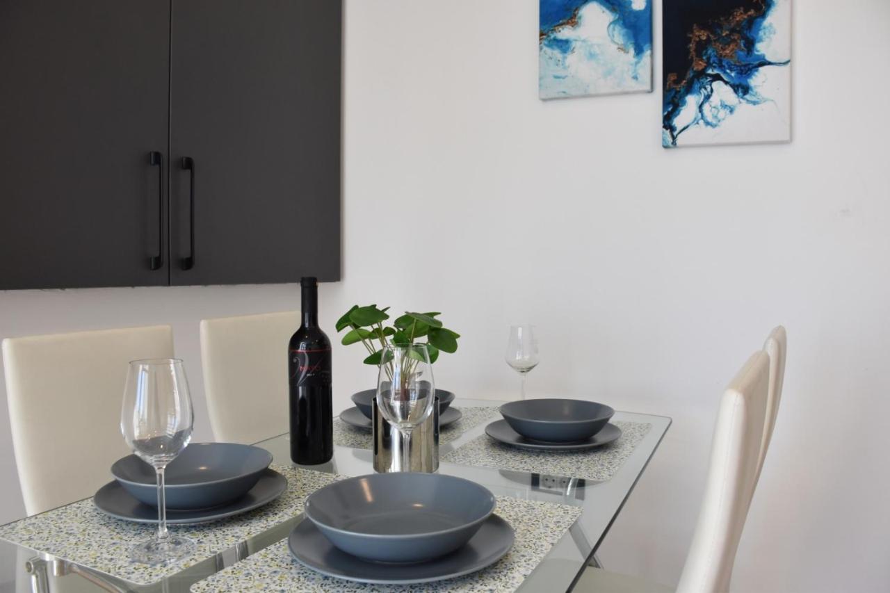 Apartman Lucana Apartment ตรีบูนย์ ภายนอก รูปภาพ