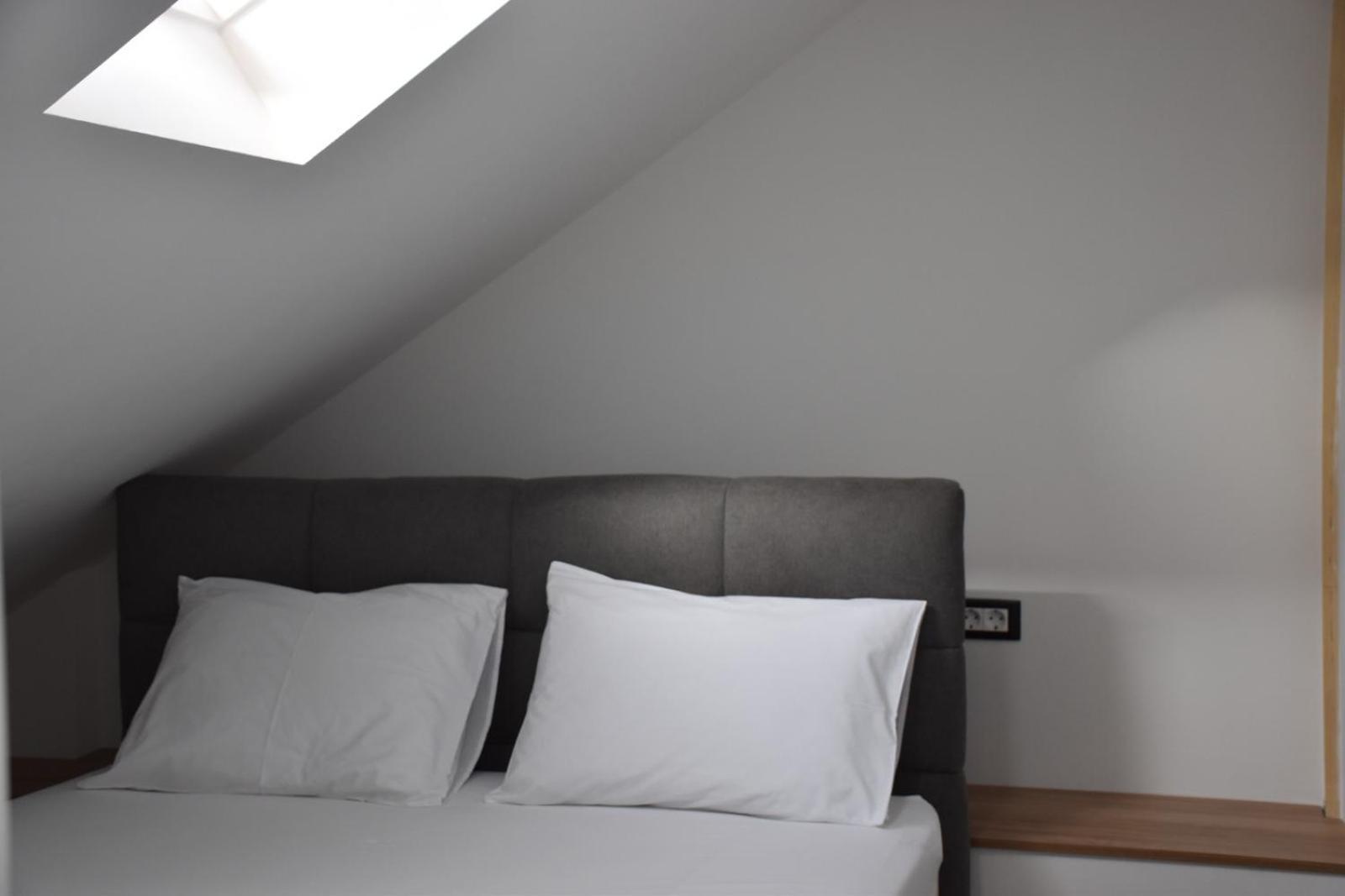 Apartman Lucana Apartment ตรีบูนย์ ภายนอก รูปภาพ