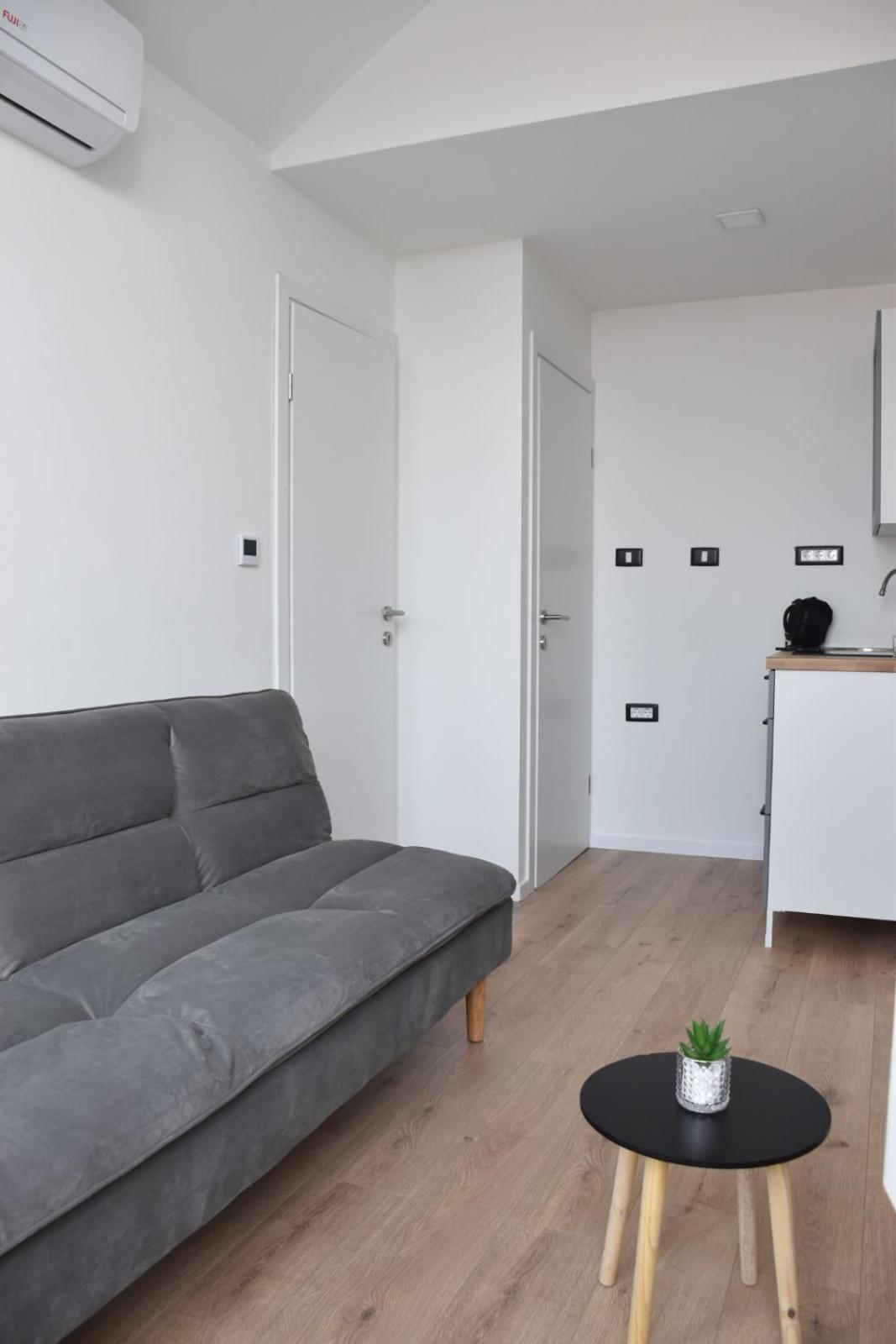 Apartman Lucana Apartment ตรีบูนย์ ภายนอก รูปภาพ